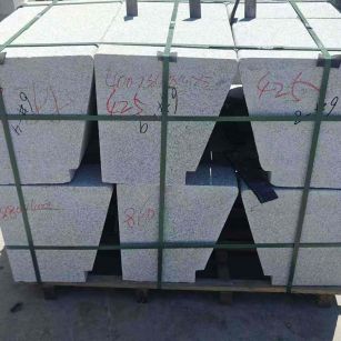 广西 芝麻白异形坐凳，石凳