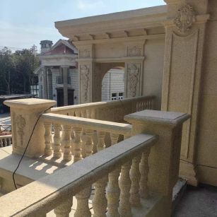 广西 黄金麻别墅外墙干挂雕花配合阳台栏杆花瓶柱