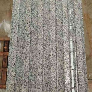 广西 芝麻白花岗岩荔枝面雕刻盲道，盲条