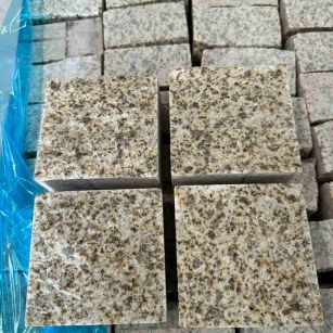 广西 黄金麻花岗岩自然面小方块，弹石，马蹄石等