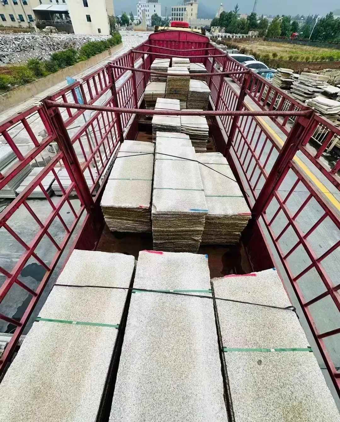 广西 黄金麻花岗岩荔枝面，光面毛板装车完成