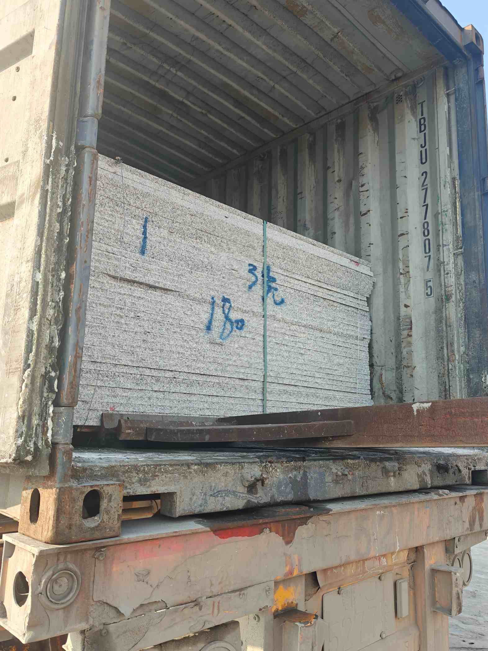 广西 芝麻白花岗岩石材3.0公分光面毛板装柜出货