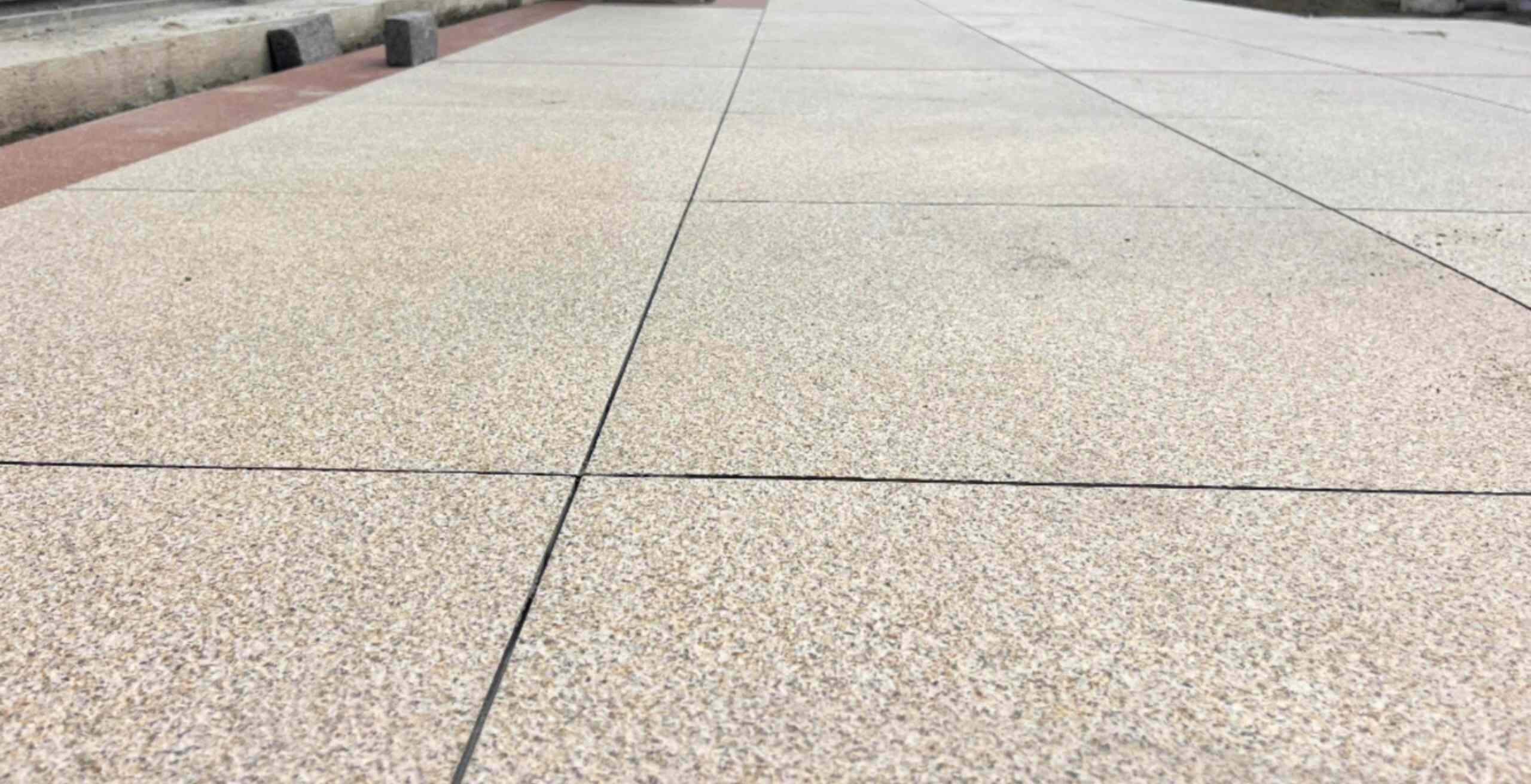 广西 黄金麻花岗岩石板材荔枝面地面铺装效果