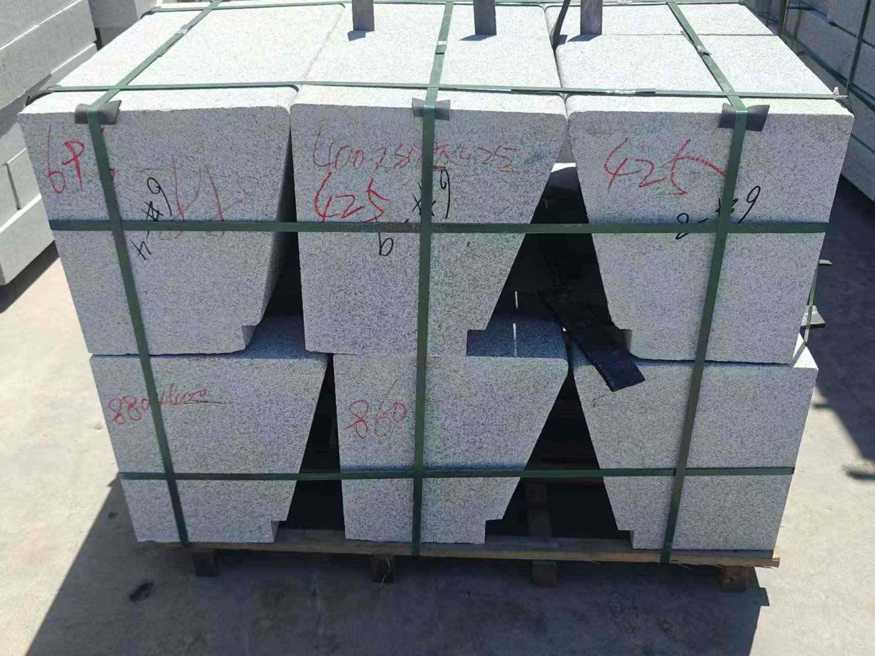 广西 芝麻白异形坐凳，石凳