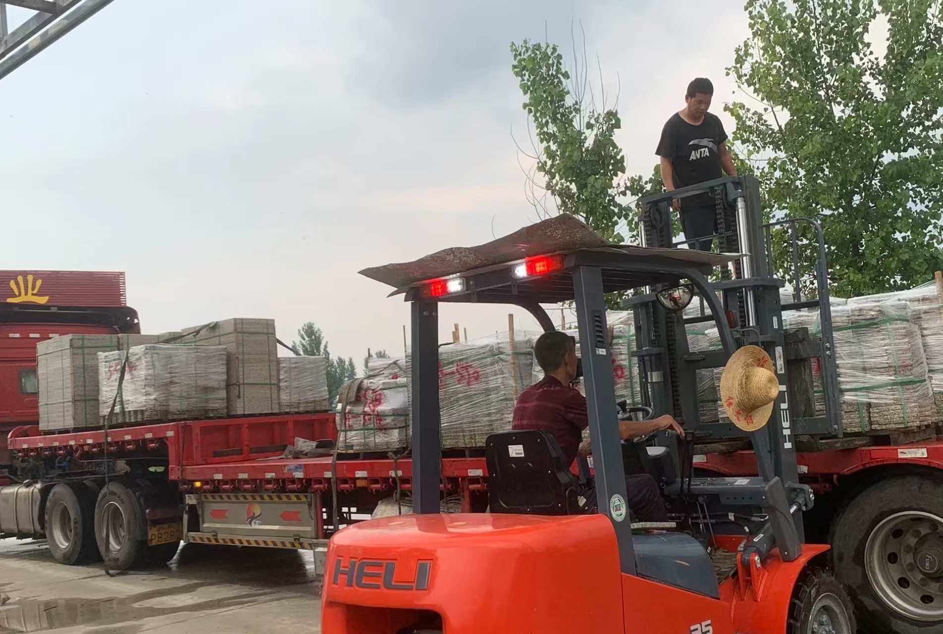 广西 黄金麻冰裂纹，地铺石装车