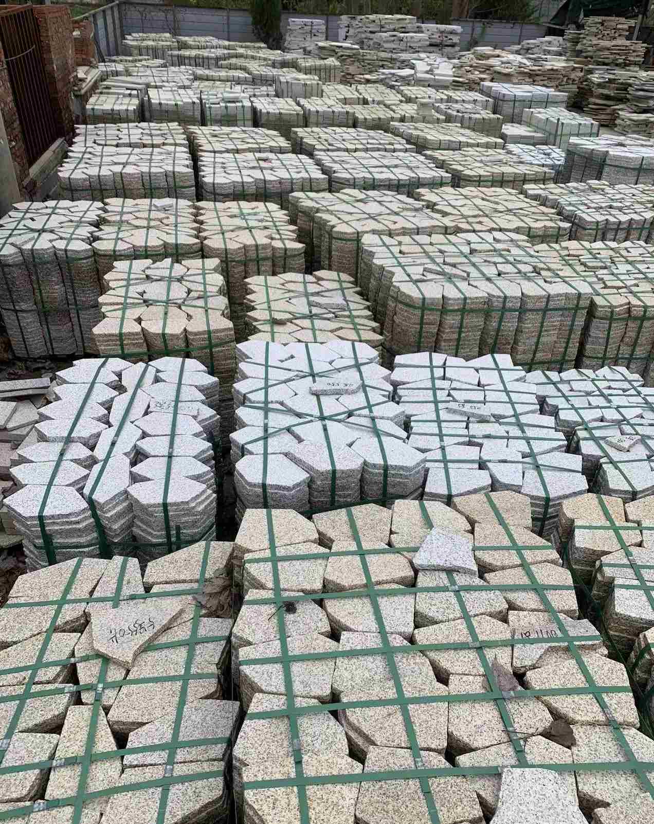 广西 黄金麻白麻花岗岩荔枝面地铺石(冰裂纹)