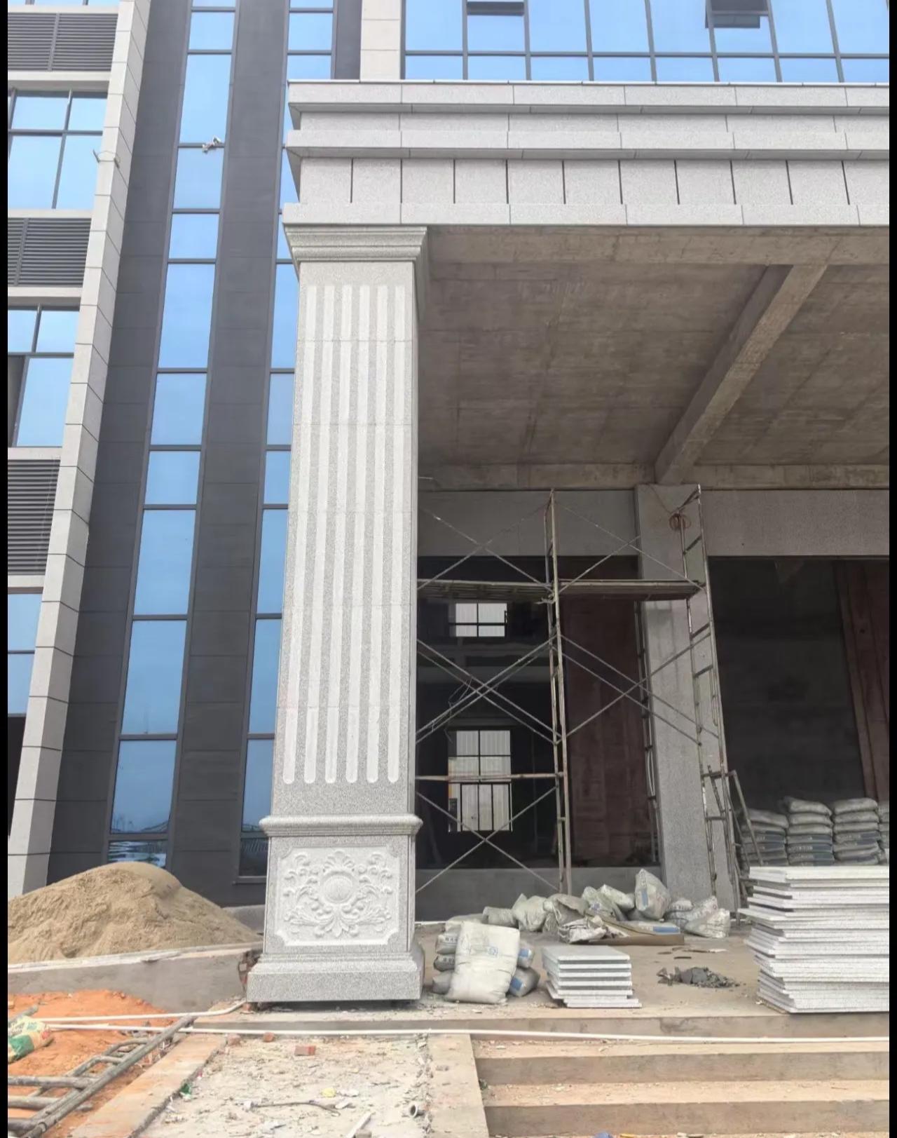 广西 芝麻白光面花岗岩门楼大柱（罗马柱）配雕花底座