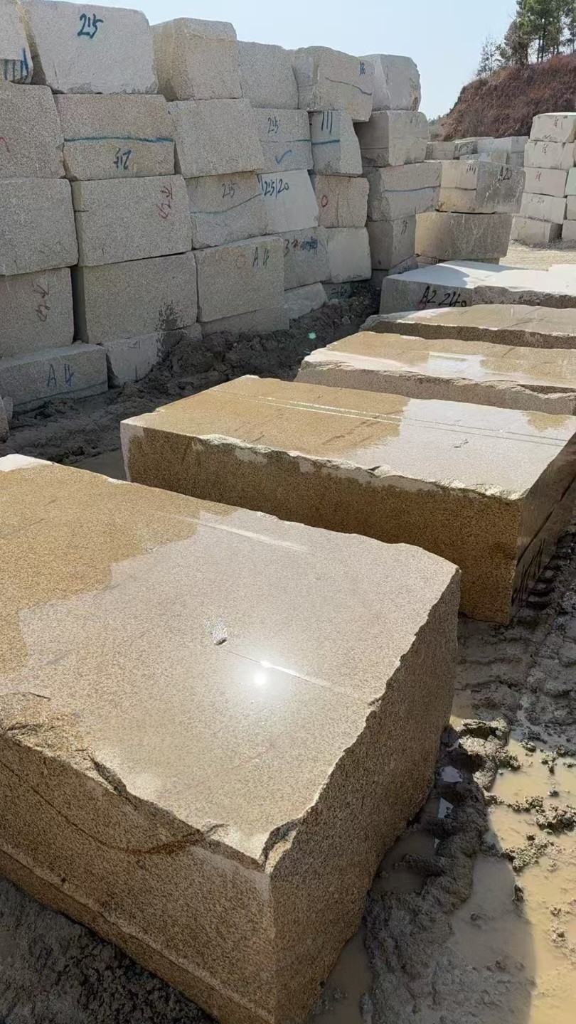 广西 黄金麻方料堆场洗料分选中，原材料充足