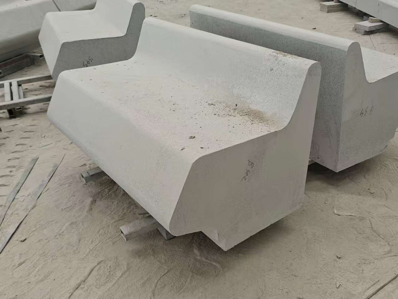 广西 芝麻白花岗岩异形坐凳，石凳