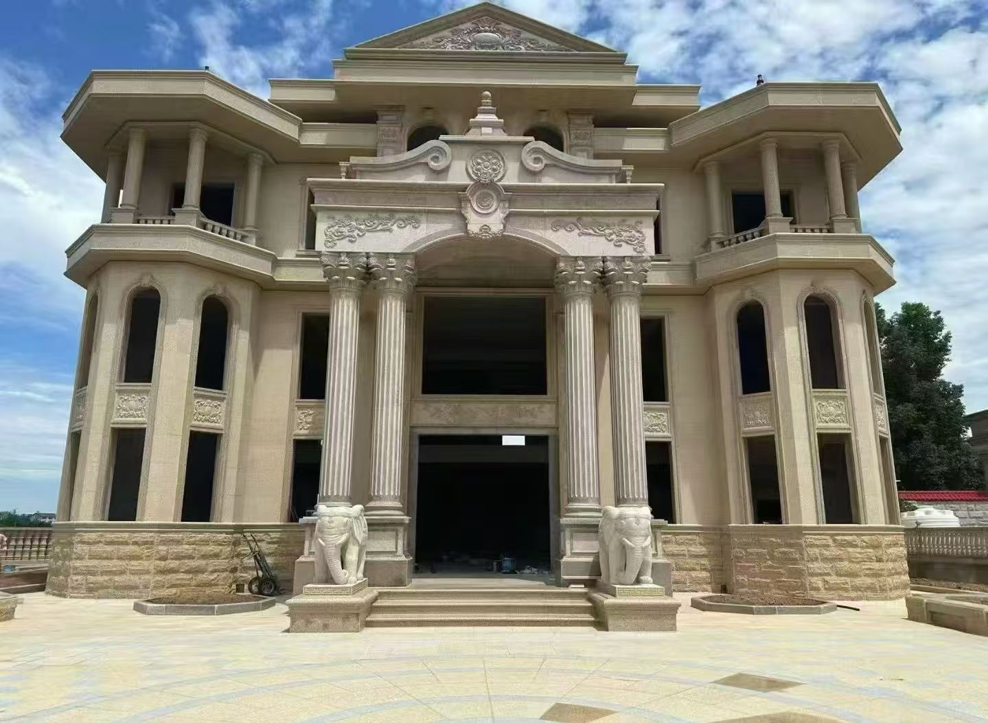 广西 黄金麻别墅外墙干挂，大柱，大象，蘑菇石，雕花板