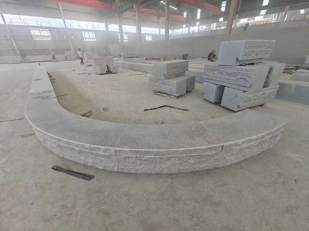 广西 芝麻白异形坐凳，自然面光面弧形加工