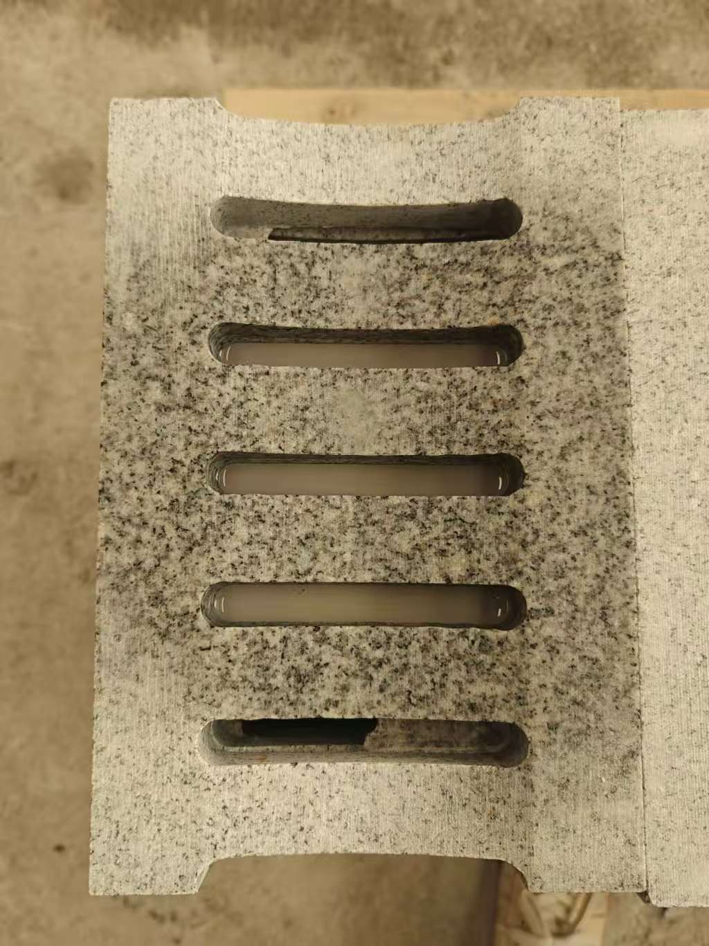 广西 芝麻白拉丝面花岗岩U型开槽排水槽