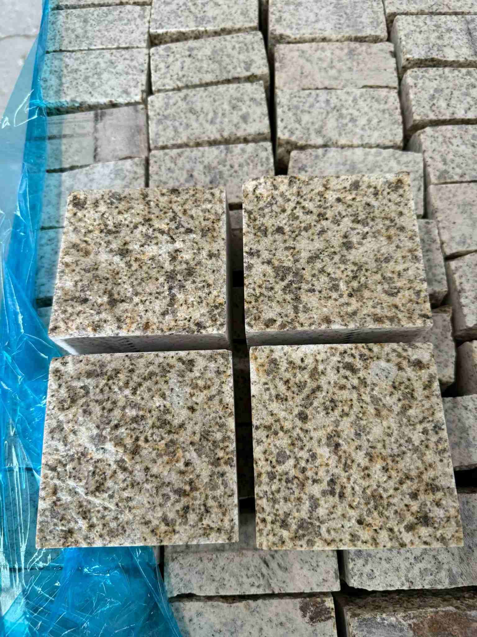 广西 黄金麻花岗岩自然面小方块，弹石，马蹄石等