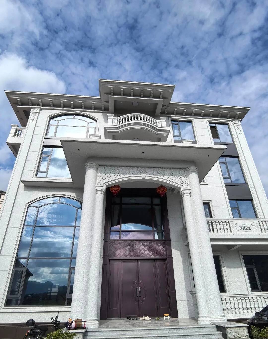 广西白麻别墅外墙干挂石材效果示例