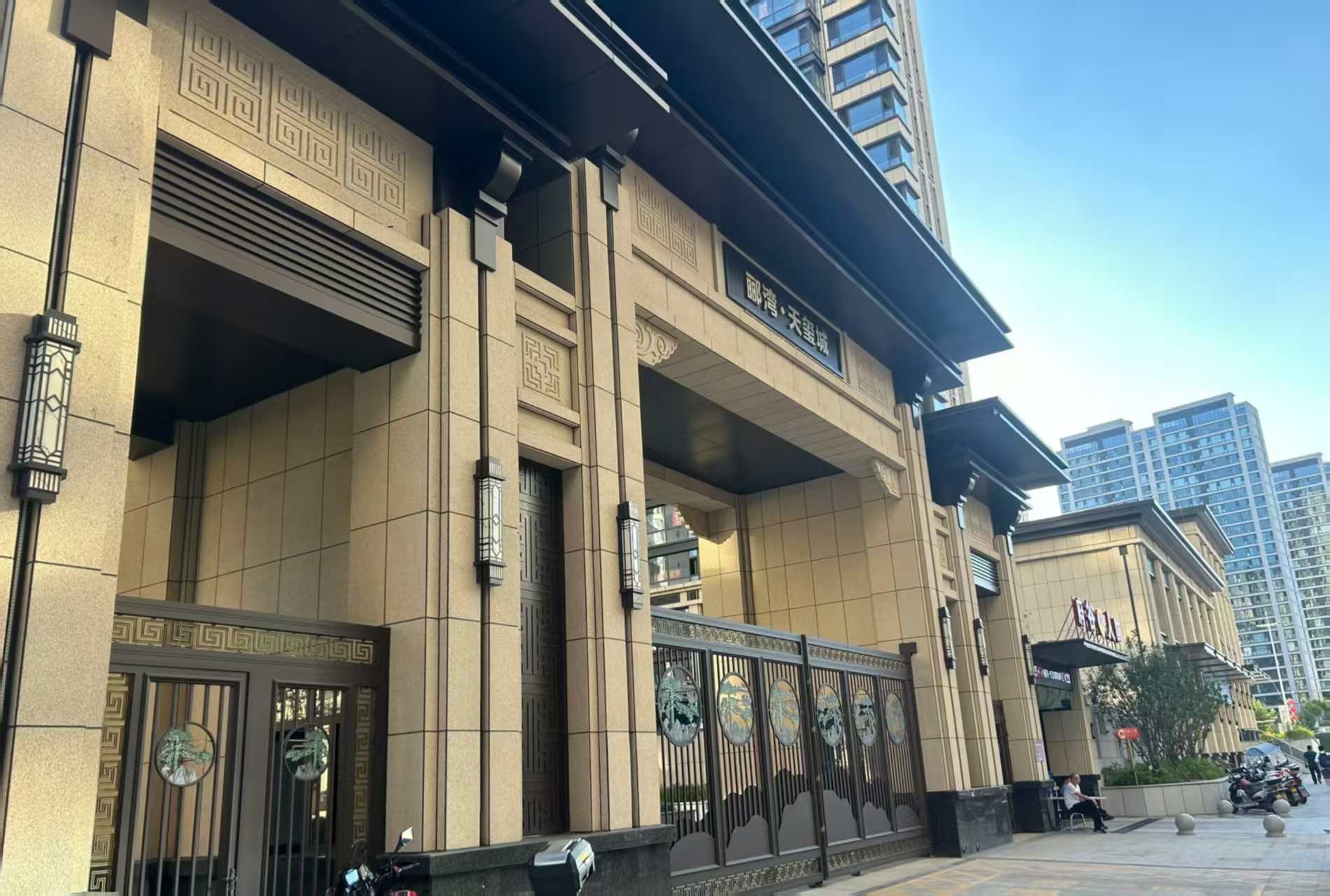 广西 黄金麻花岗岩荔枝面小区门楼外墙干挂