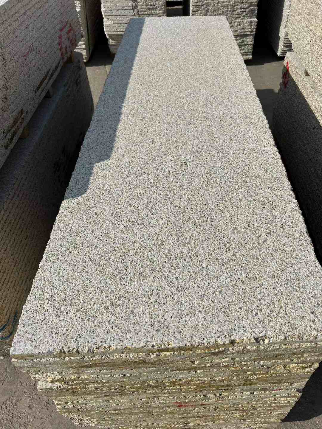 广西 黄金麻花岗岩荔枝面毛板，半成品