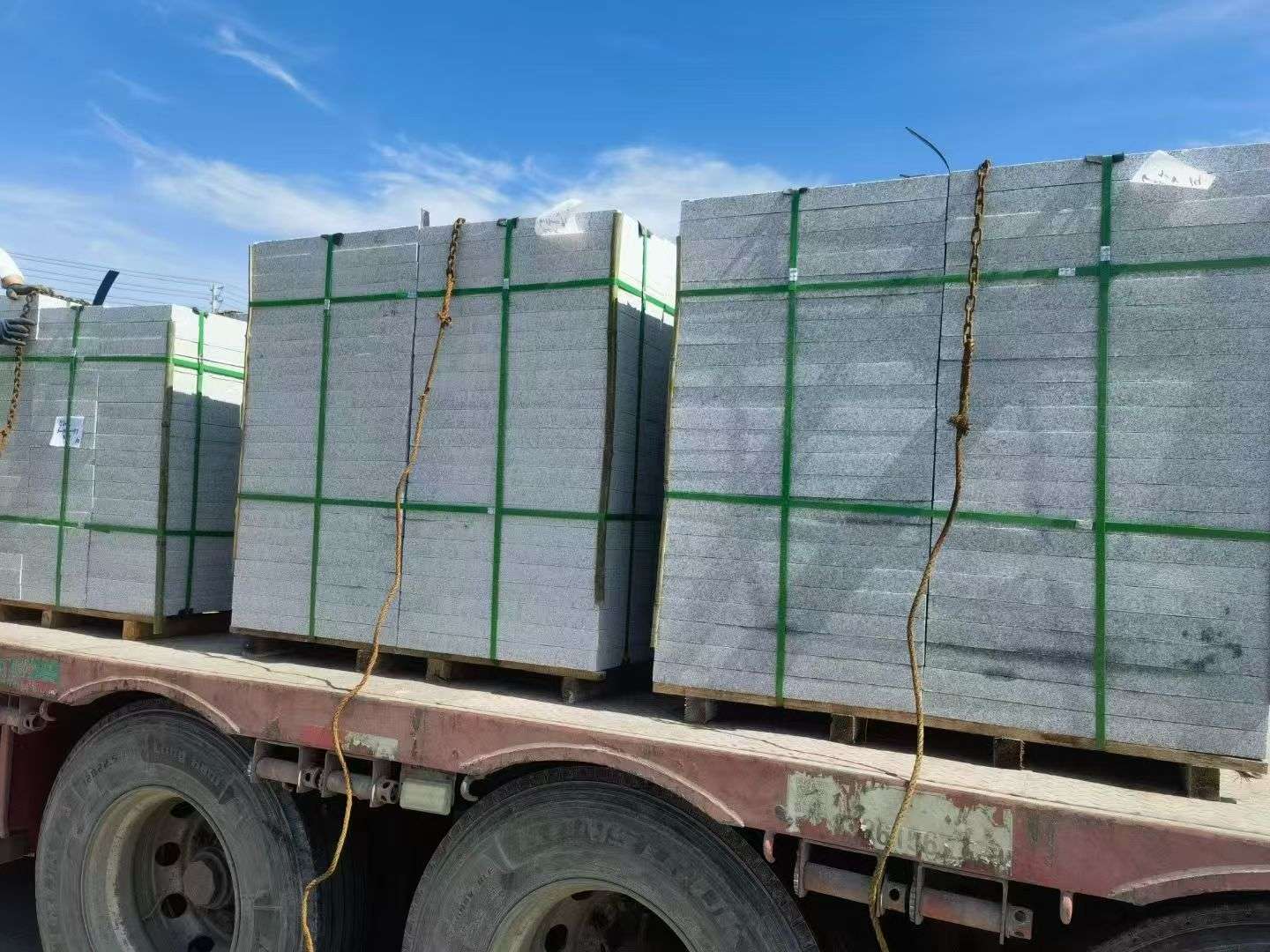 广西 芝麻白花岗岩地铺石装车日常