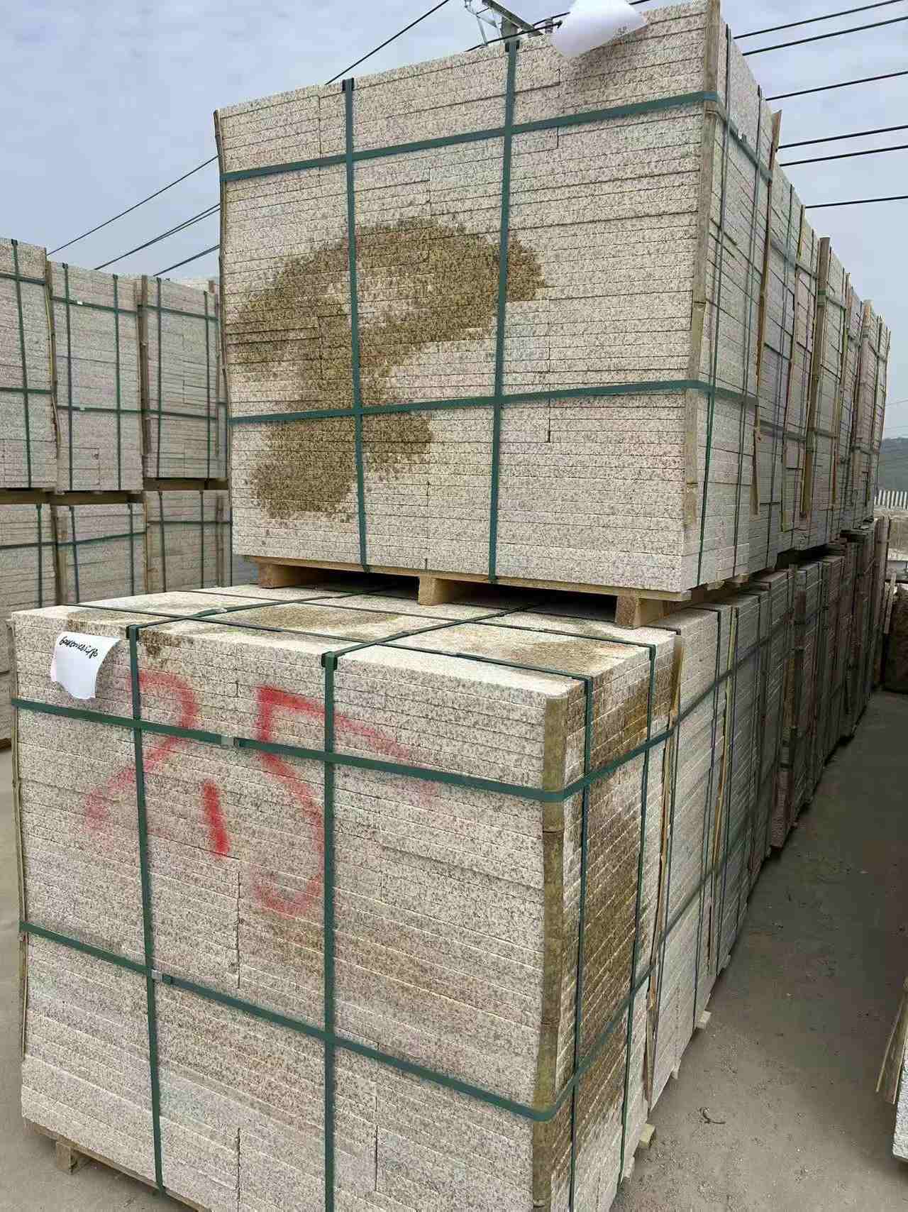 广西 黄金麻花岗岩石材荔枝面地铺石2.5*300*600