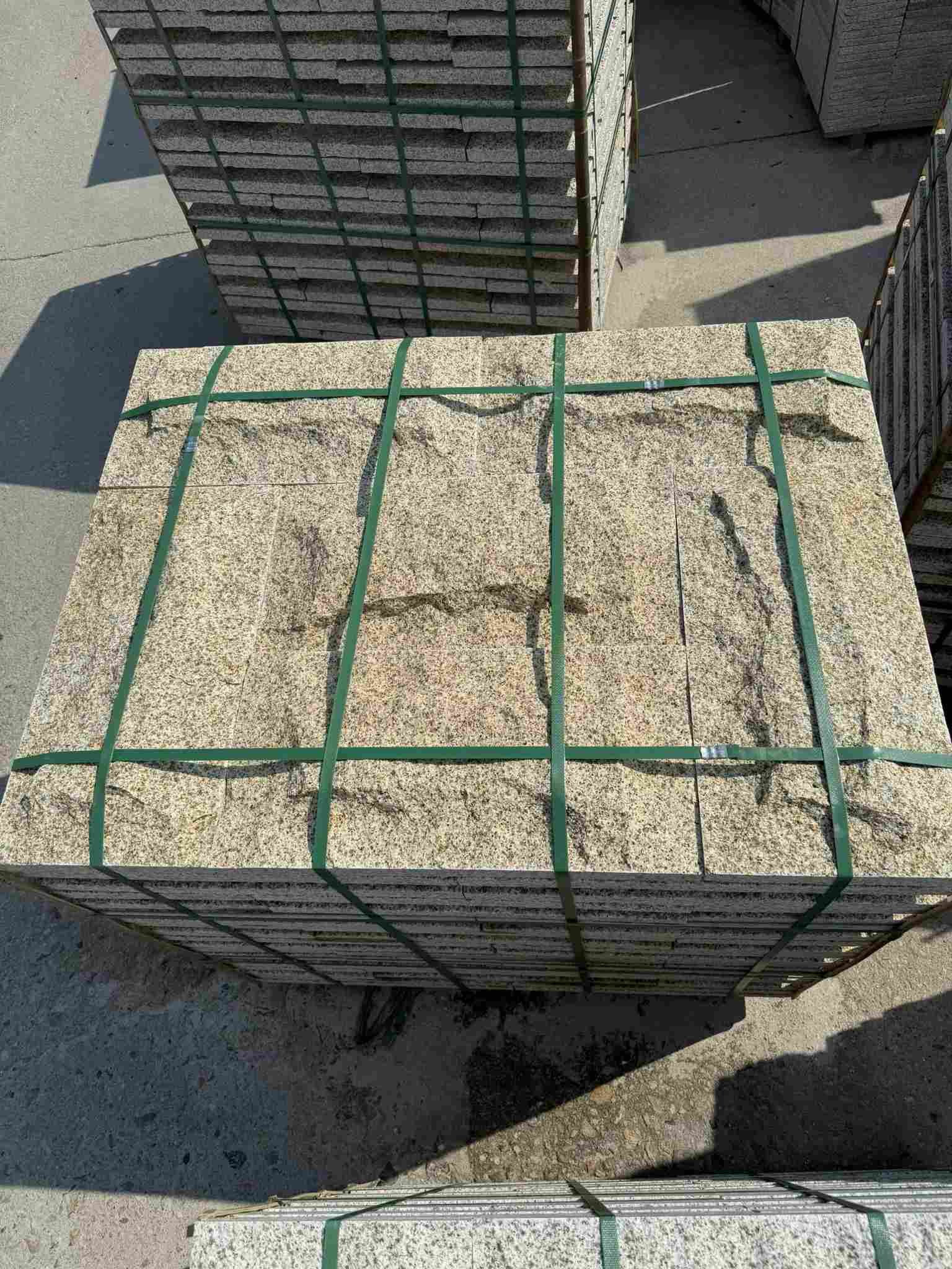 广西 黄金麻花岗岩石材自然面蘑菇石成品