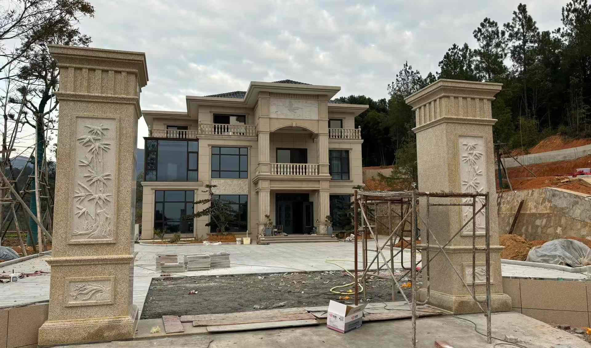 广西 黄金麻花岗岩别墅雕花外墙干挂配上门口雕花罗马柱