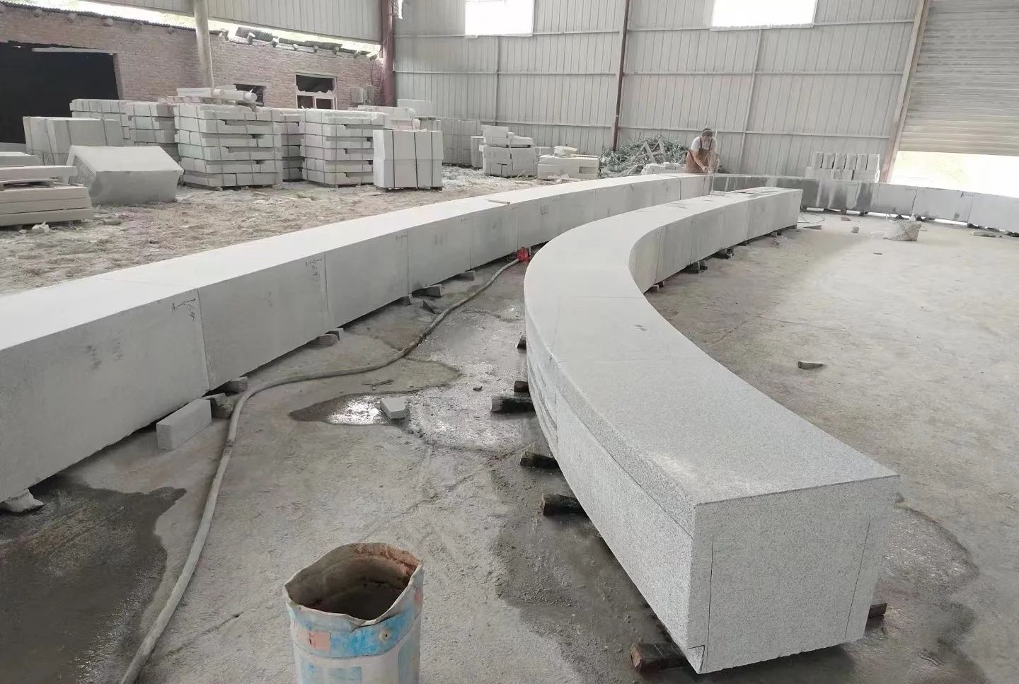 广西芝麻白花岗岩石板材 园林光面弧形坐凳