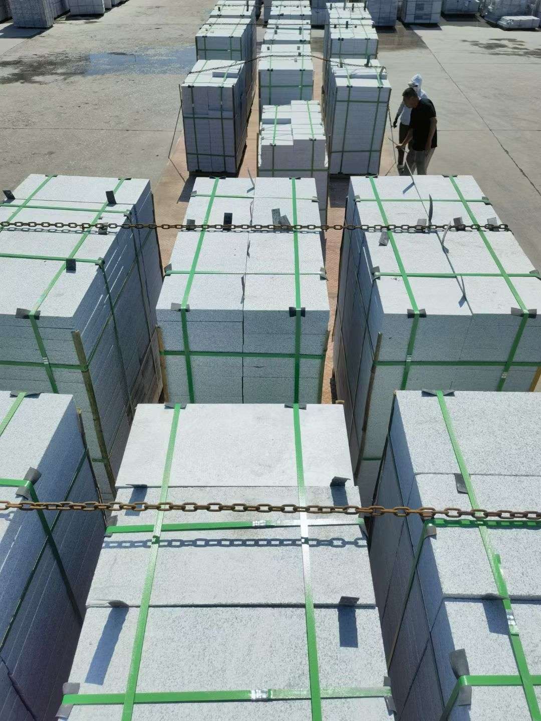 广西 芝麻白花岗岩5公分地铺石 花岗岩厂家工厂装车日常